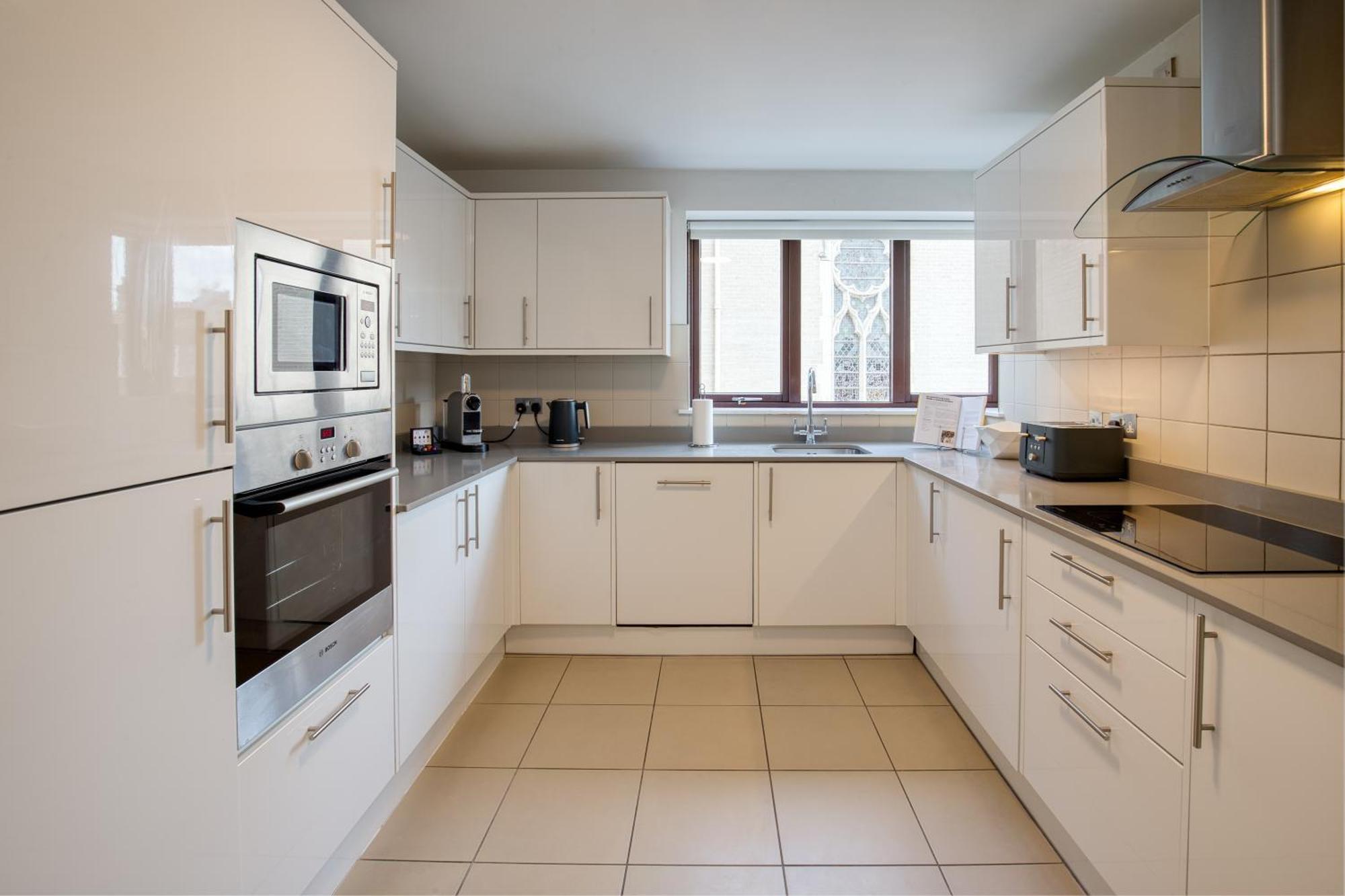 Monarch House - Serviced - Kensington Apartment *